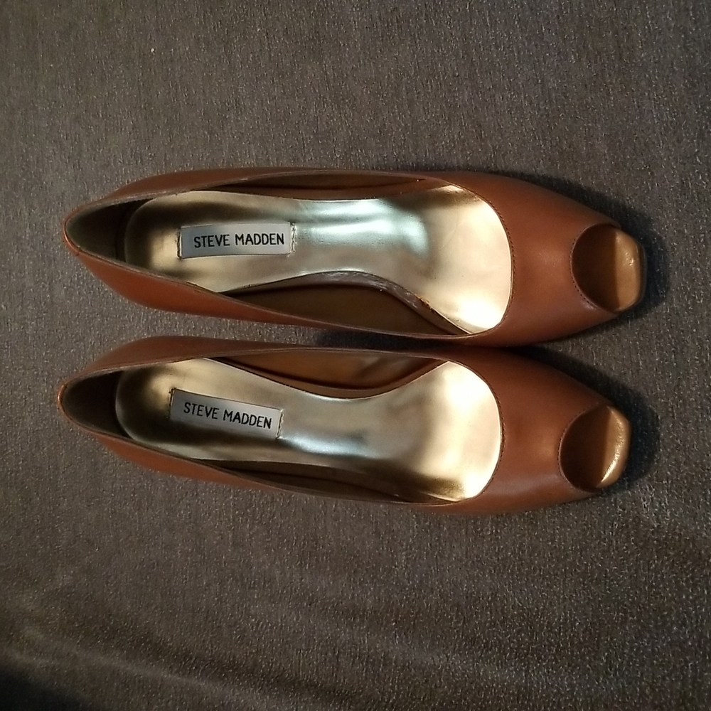Women's Steve Madden medium brown with wood heel. Gently used. Size 9 1/2.
